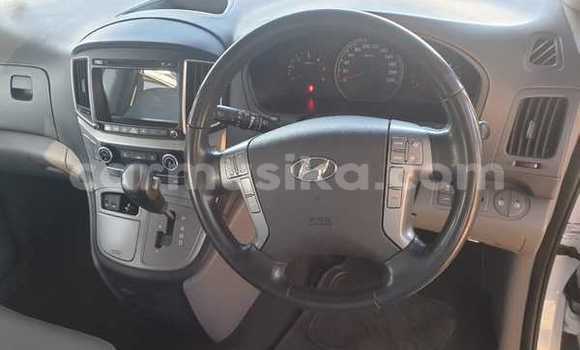 Acheter Occasion Voiture Hyundai H1 Blanc à Beitbridge, Matabeleland South Acheter Occasion Voiture Hyundai H1 Blanc à Beitbridge, Matabeleland South