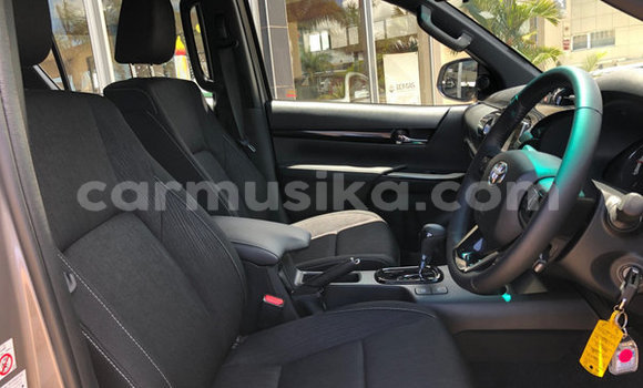 Buy Used Toyota Hilux Silver Car in Beitbridge in Matabeleland South Buy Used Toyota Hilux Silver Car in Beitbridge in Matabeleland South