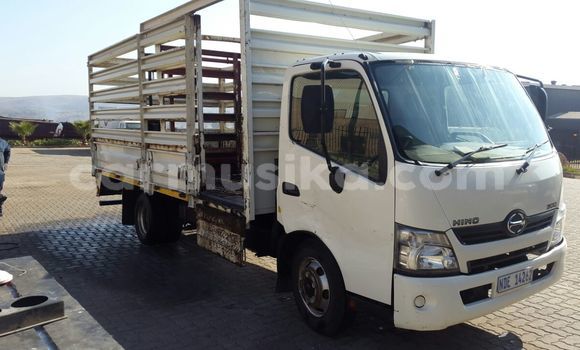 Nunua Ilio tumika Hino 300 Series Nyeupe Lori ndani ya Beitbridge nchini Matabeleland Kusini