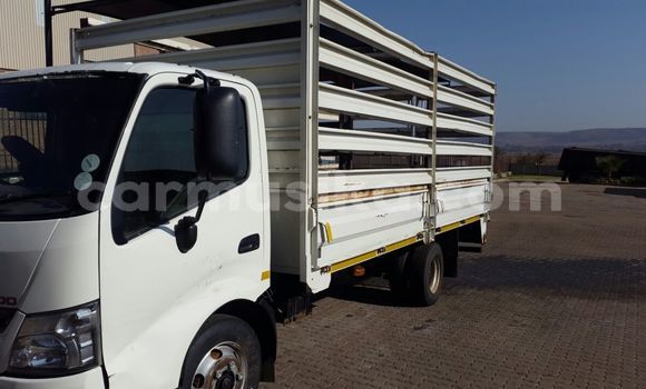 Acheter Occasion Utilitaire Hino 300 Series Blanc à Beitbridge, Matabeleland South Acheter Occasion Utilitaire Hino 300 Series Blanc à Beitbridge, Matabeleland South