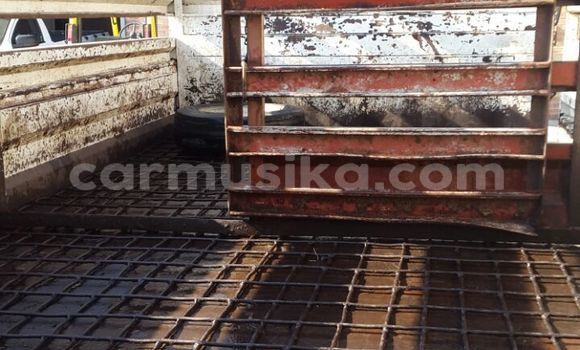 Acheter Occasion Utilitaire Hino 300 Series Blanc à Beitbridge, Matabeleland South Acheter Occasion Utilitaire Hino 300 Series Blanc à Beitbridge, Matabeleland South