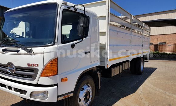 Nunua Ilio tumika Hino 300 Series Nyeupe Lori ndani ya Beitbridge nchini Matabeleland Kusini