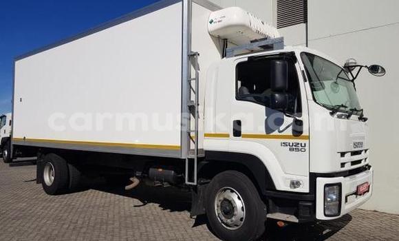 Nunua Ilio tumika Isuzu FTR 850 Nyeupe Lori ndani ya Beitbridge nchini Matabeleland Kusini