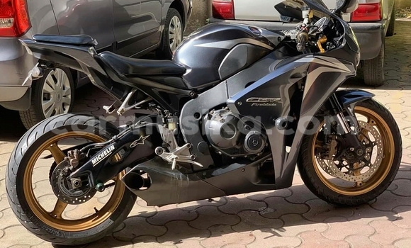 Nunua Ilio tumika Honda CBR Nyeusi Bike ndani ya Willowvale nchini Harare