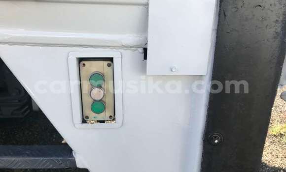 Buy Import Mercedes‒Benz Tipper White Truck in Beitbridge in Matabeleland South Buy Import Mercedes‒Benz Tipper White Truck in Beitbridge in Matabeleland South