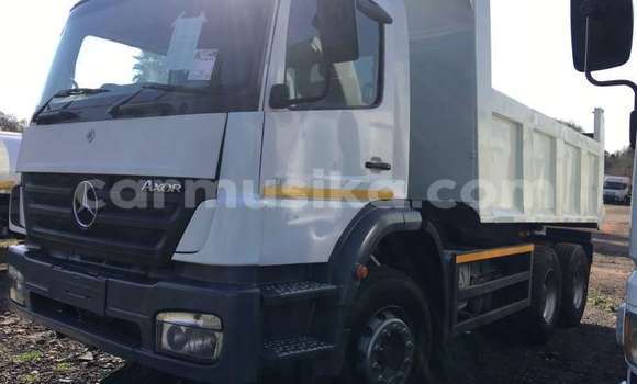 Nunua Ilio tumika Mercedes‒Benz Tipper Nyeupe Lori ndani ya Beitbridge nchini Matabeleland Kusini