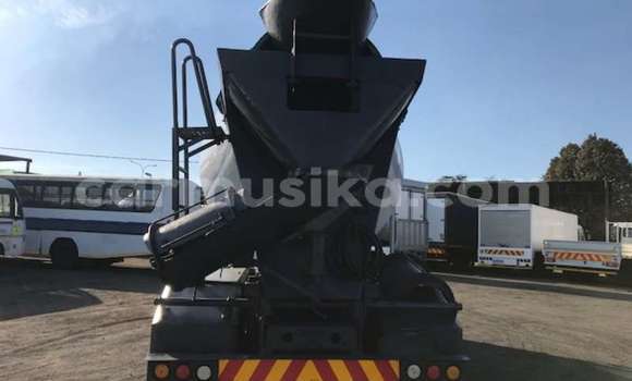 Buy Used Mercedes‒Benz Truck White Truck in Beitbridge in Matabeleland South Buy Used Mercedes‒Benz Truck White Truck in Beitbridge in Matabeleland South