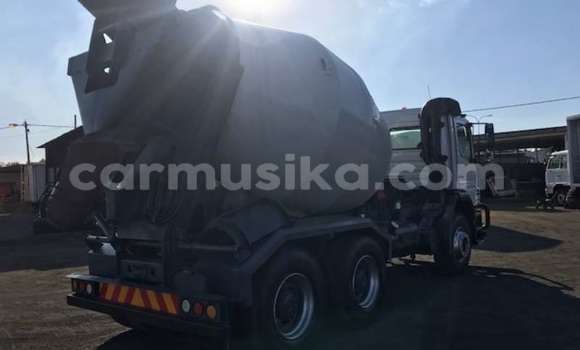 Buy Used Mercedes‒Benz Truck White Truck in Beitbridge in Matabeleland South Buy Used Mercedes‒Benz Truck White Truck in Beitbridge in Matabeleland South