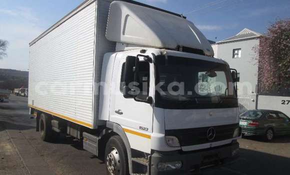 Nunua Ilio tumika Mercedes‒Benz Truck Nyeupe Lori ndani ya Belvedere nchini Harare