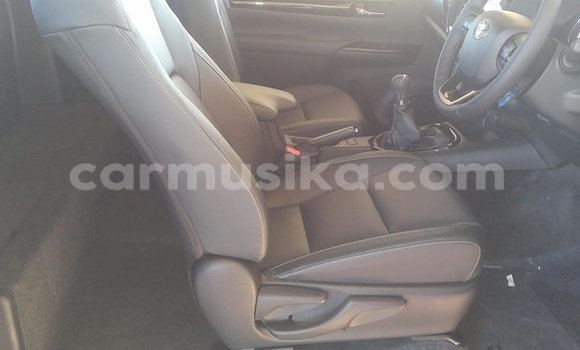 Buy Used Toyota Hilux White Car in Beitbridge in Matabeleland South Buy Used Toyota Hilux White Car in Beitbridge in Matabeleland South