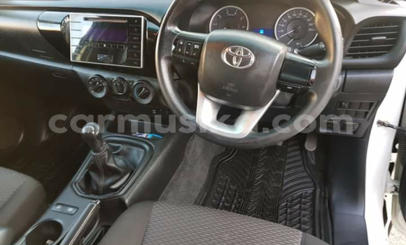 Buy Used Toyota Hilux White Car in Beitbridge in Matabeleland South Buy Used Toyota Hilux White Car in Beitbridge in Matabeleland South