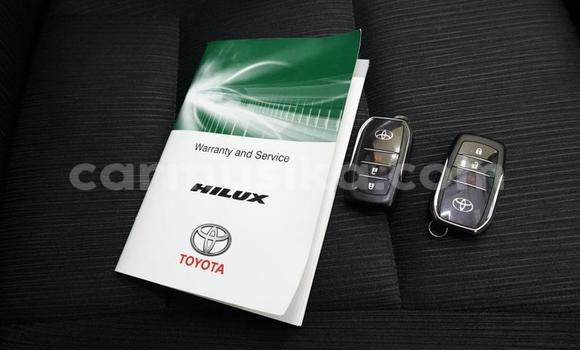 Tenga Tsaru Toyota Hilux Tsvuku Mota in Mapopoma eVhitori in Matabeleland North Tenga Tsaru Toyota Hilux Tsvuku Mota in Mapopoma eVhitori in Matabeleland North