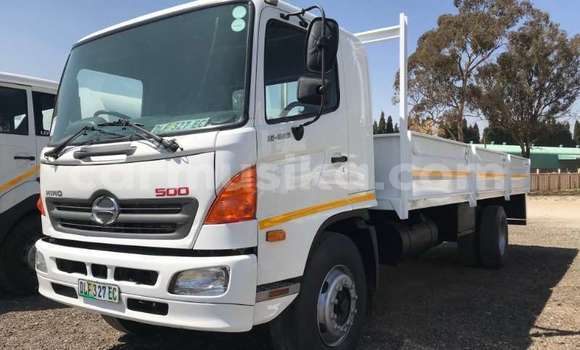 Buy Used Hino 300 Series White Truck in Beitbridge in Matabeleland South Buy Used Hino 300 Series White Truck in Beitbridge in Matabeleland South