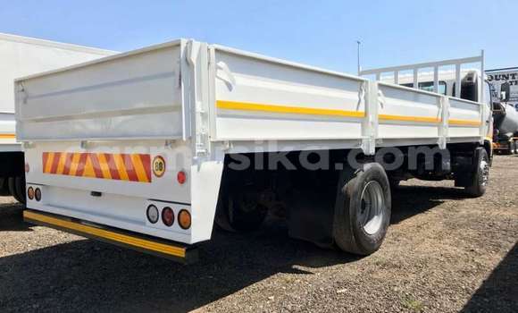 Buy Used Hino 300 Series White Truck in Beitbridge in Matabeleland South Buy Used Hino 300 Series White Truck in Beitbridge in Matabeleland South