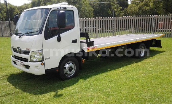 Acheter Occasion Utilitaire Hino 300 Series Blanc à Beitbridge, Matabeleland South Acheter Occasion Utilitaire Hino 300 Series Blanc à Beitbridge, Matabeleland South
