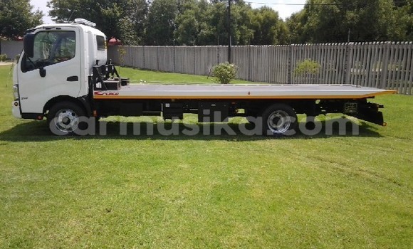 Acheter Occasion Utilitaire Hino 300 Series Blanc à Beitbridge, Matabeleland South Acheter Occasion Utilitaire Hino 300 Series Blanc à Beitbridge, Matabeleland South