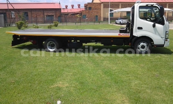 Acheter Occasion Utilitaire Hino 300 Series Blanc à Beitbridge, Matabeleland South Acheter Occasion Utilitaire Hino 300 Series Blanc à Beitbridge, Matabeleland South