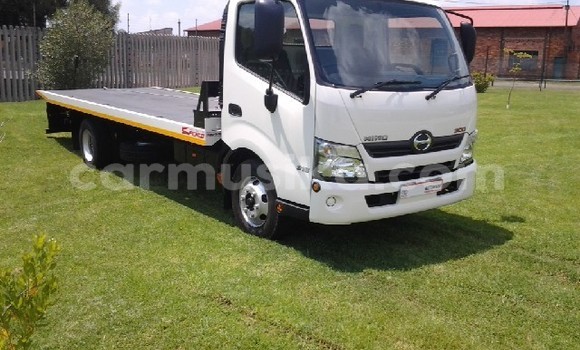 Acheter Occasion Utilitaire Hino 300 Series Blanc à Beitbridge, Matabeleland South Acheter Occasion Utilitaire Hino 300 Series Blanc à Beitbridge, Matabeleland South