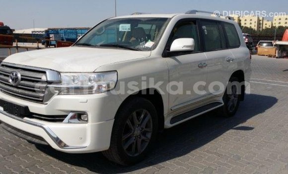 Acheter Import Voiture Toyota Land Cruiser Blanc à Import - Dubai, Harare Acheter Import Voiture Toyota Land Cruiser Blanc à Import - Dubai, Harare
