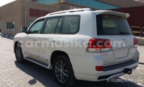Acheter Import Voiture Toyota Land Cruiser Blanc à Import - Dubai, Harare Acheter Import Voiture Toyota Land Cruiser Blanc à Import - Dubai, Harare