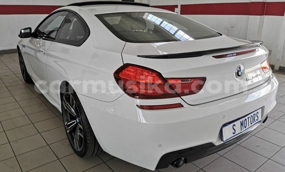 Acheter Occasion Voiture BMW 600 Blanc à Beitbridge, Matabeleland South Acheter Occasion Voiture BMW 600 Blanc à Beitbridge, Matabeleland South