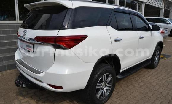 Nunua Ilio tumika Toyota Fortuner Nyeupe Gari ndani ya Beitbridge nchini Matabeleland Kusini Nunua Ilio tumika Toyota Fortuner Nyeupe Gari ndani ya Beitbridge nchini Matabeleland Kusini