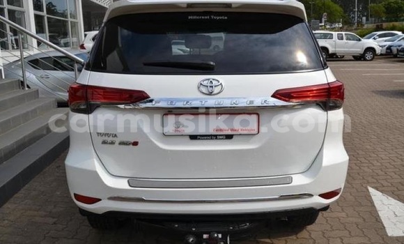 Nunua Ilio tumika Toyota Fortuner Nyeupe Gari ndani ya Beitbridge nchini Matabeleland Kusini Nunua Ilio tumika Toyota Fortuner Nyeupe Gari ndani ya Beitbridge nchini Matabeleland Kusini