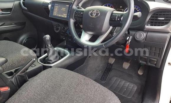 Buy Used Toyota Hilux White Car in Beitbridge in Matabeleland South Buy Used Toyota Hilux White Car in Beitbridge in Matabeleland South