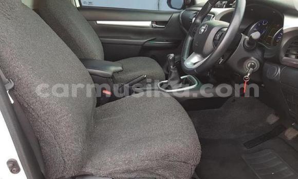 Buy Used Toyota Hilux White Car in Beitbridge in Matabeleland South Buy Used Toyota Hilux White Car in Beitbridge in Matabeleland South