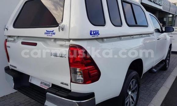 Buy Used Toyota Hilux White Car in Beitbridge in Matabeleland South Buy Used Toyota Hilux White Car in Beitbridge in Matabeleland South