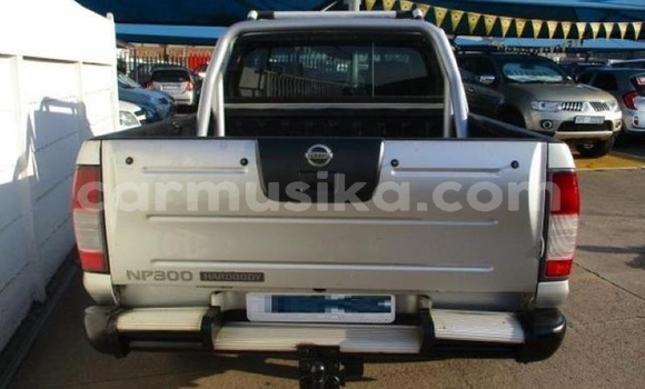 Nunua Ilio tumika Nissan NP 300 Fedha Gari ndani ya Beitbridge nchini Matabeleland Kusini Nunua Ilio tumika Nissan NP 300 Fedha Gari ndani ya Beitbridge nchini Matabeleland Kusini