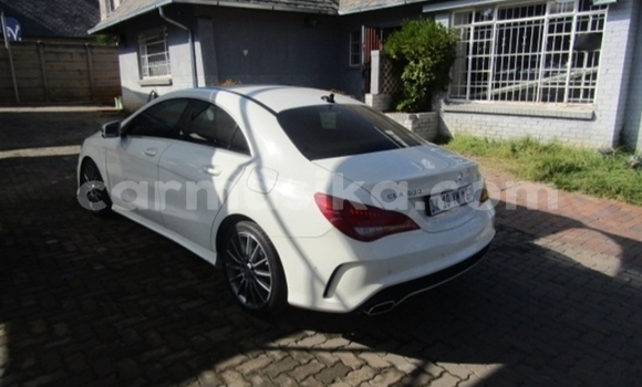 Acheter Occasion Voiture Mercedes‒Benz 200 Blanc à Beitbridge, Matabeleland South Acheter Occasion Voiture Mercedes‒Benz 200 Blanc à Beitbridge, Matabeleland South