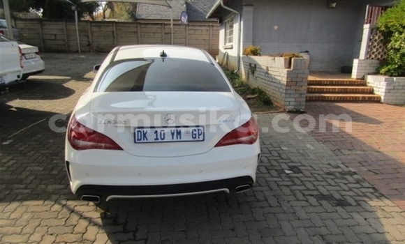Acheter Occasion Voiture Mercedes‒Benz 200 Blanc à Beitbridge, Matabeleland South Acheter Occasion Voiture Mercedes‒Benz 200 Blanc à Beitbridge, Matabeleland South