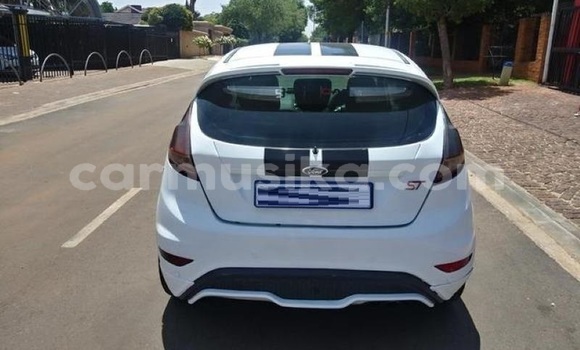 Acheter Occasion Voiture Ford Fiesta ST Blanc à Les chutes Victoria, Matabeleland Nord Acheter Occasion Voiture Ford Fiesta ST Blanc à Les chutes Victoria, Matabeleland Nord