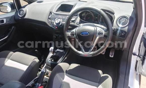 Acheter Occasion Voiture Ford Fiesta ST Blanc à Les chutes Victoria, Matabeleland Nord Acheter Occasion Voiture Ford Fiesta ST Blanc à Les chutes Victoria, Matabeleland Nord