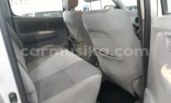 Nunua Ilio tumika Toyota Hilux Fedha Gari ndani ya Beitbridge nchini Matabeleland Kusini Nunua Ilio tumika Toyota Hilux Fedha Gari ndani ya Beitbridge nchini Matabeleland Kusini