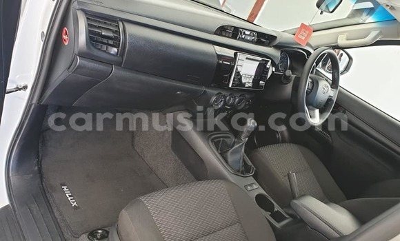 Buy Used Toyota Hilux White Car in Beitbridge in Matabeleland South Buy Used Toyota Hilux White Car in Beitbridge in Matabeleland South