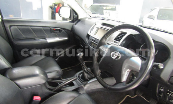 Buy Used Toyota Hilux White Car in Beitbridge in Matabeleland South Buy Used Toyota Hilux White Car in Beitbridge in Matabeleland South
