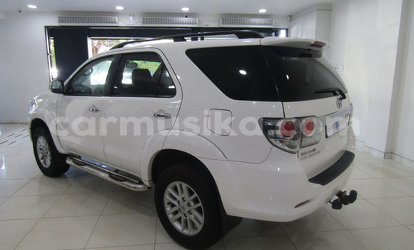 Acheter Occasion Voiture Toyota Fortuner Blanc à Beitbridge, Matabeleland South Acheter Occasion Voiture Toyota Fortuner Blanc à Beitbridge, Matabeleland South