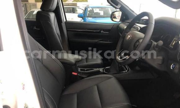 Buy Used Toyota Hilux White Car in Beitbridge in Matabeleland South Buy Used Toyota Hilux White Car in Beitbridge in Matabeleland South