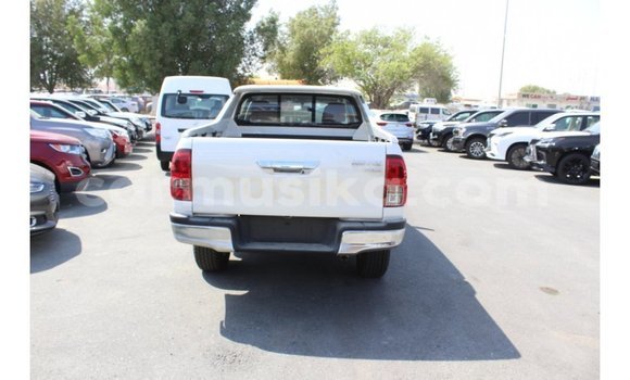 Acheter Import Voiture Toyota Hilux Blanc à Import - Dubai, Harare Acheter Import Voiture Toyota Hilux Blanc à Import - Dubai, Harare