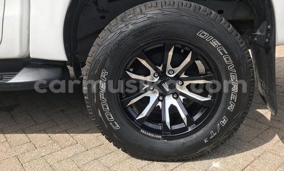 Buy Used Toyota Hilux White Car in Beitbridge in Matabeleland South Buy Used Toyota Hilux White Car in Beitbridge in Matabeleland South