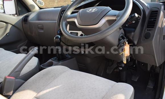 Acheter Occasion Utilitaire Hyundai H200 Blanc à Beitbridge, Matabeleland South Acheter Occasion Utilitaire Hyundai H200 Blanc à Beitbridge, Matabeleland South