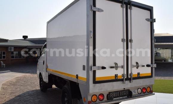 Acheter Occasion Utilitaire Hyundai H200 Blanc à Beitbridge, Matabeleland South Acheter Occasion Utilitaire Hyundai H200 Blanc à Beitbridge, Matabeleland South