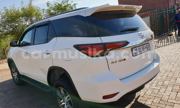 Acheter Occasion Voiture Toyota Fortuner Blanc à Beitbridge, Matabeleland South Acheter Occasion Voiture Toyota Fortuner Blanc à Beitbridge, Matabeleland South