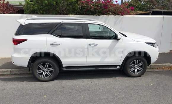 Acheter Occasion Voiture Toyota Fortuner Blanc à Beitbridge, Matabeleland South Acheter Occasion Voiture Toyota Fortuner Blanc à Beitbridge, Matabeleland South