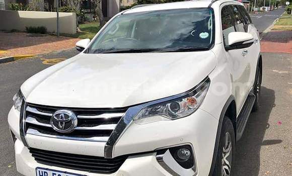 Acheter Occasion Voiture Toyota Fortuner Blanc à Beitbridge, Matabeleland South Acheter Occasion Voiture Toyota Fortuner Blanc à Beitbridge, Matabeleland South