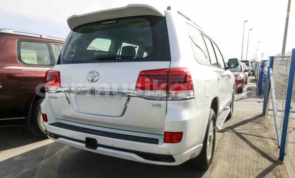 Tenga Imported Toyota Land Cruiser Chena Mota in Import - Dubai in Harare Tenga Imported Toyota Land Cruiser Chena Mota in Import - Dubai in Harare