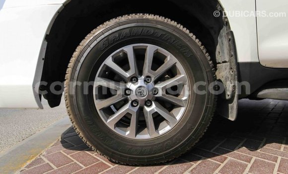 Acheter Import Voiture Toyota Prado Blanc à Import - Dubai, Harare Acheter Import Voiture Toyota Prado Blanc à Import - Dubai, Harare