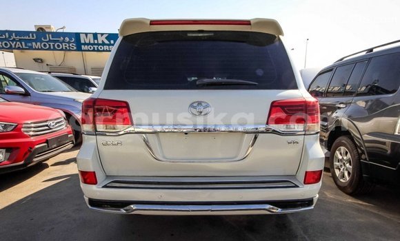 Acheter Import Voiture Toyota Land Cruiser Blanc à Import - Dubai, Harare Acheter Import Voiture Toyota Land Cruiser Blanc à Import - Dubai, Harare
